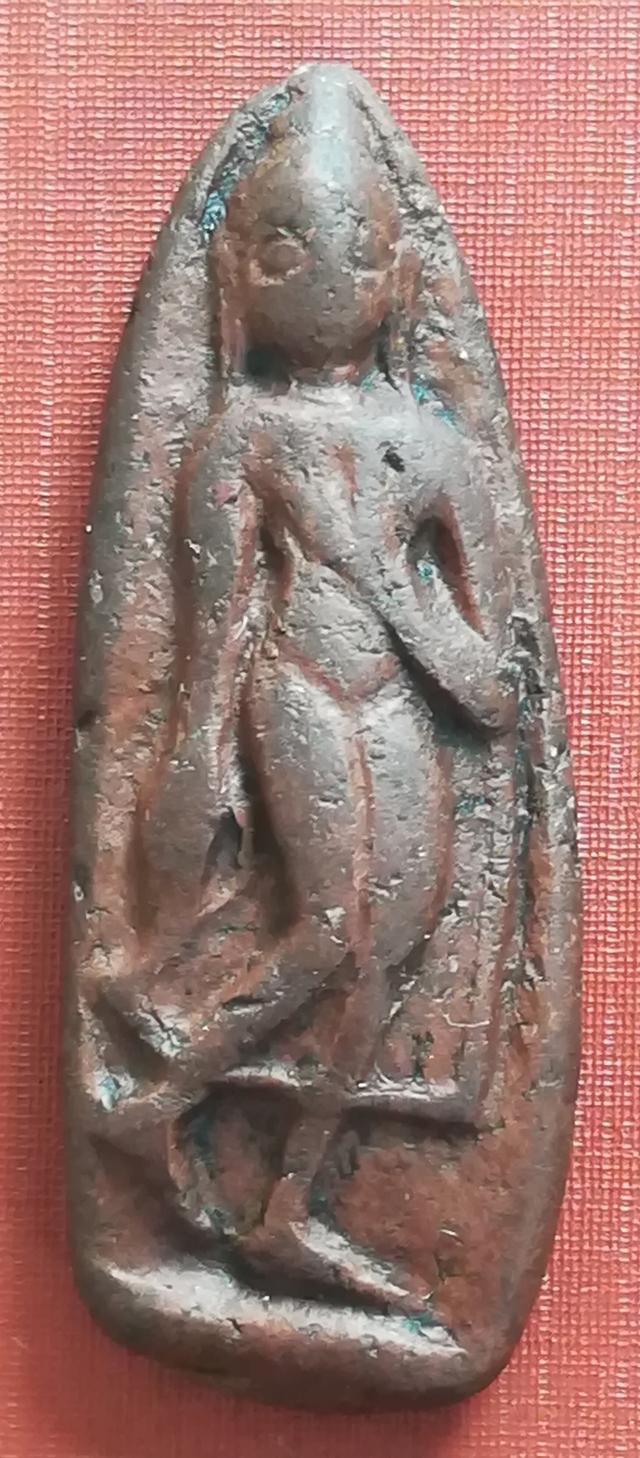 พระกำแพงบิด หรือ พระกำแพงลีลาเหิร เนื้อดินเผา กรุเจดีย์กลาง ทุ่งเศรษฐี (นครชุม) กำแพงเพชร 3