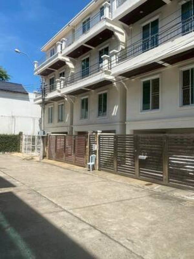 ขายบ้าน 4 ชั้น ขนาด 30.8 ตร.ว. ในซอยอารีย์สัมพันธ์ 3 ใกล้โรงพยาบาลพระมงกุฎเกล้า 1