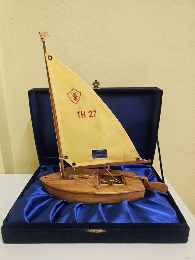 เรือใบมด จำลอง พระบาทสมเด็จพระเจ้าอยู่หัวรัชกาลที่ 9 ปี 2539 พร้อมกล่องผ้าไหม ของสะสมหายาก สภาพสมบูรณ์