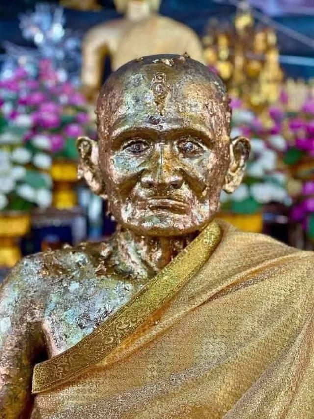 #รูปหล่อหลวงพ่อเงิน วัดบางคลาน จังหวัดพิจิตร“รุ่นปืนแตก ปี 2528”(พิมพ์เศียรโตนิยม)คราบดินเบ้าเดิมๆดูเข้มขังสวยธรรมชาติพระมวลสารเก่ายุคหลวงพ่อเงิน