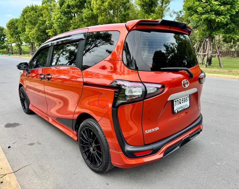 Toyota Sienta 1.5V ปี 2018 สีส้มสวยมาก 4