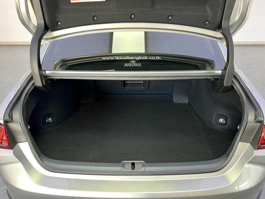 Lexus ES 300h Grand Luxury 2024 17