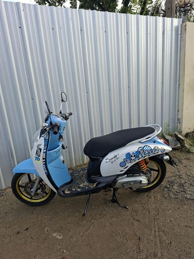 มอเตอร์ไซค์ Honda Scoopy i รุ่นแรก (ประมาณปี 2010–2012) ลายกราฟิกหัวกะโหลก (Vivid Me) สีฟ้า-ขาว มือเดียว