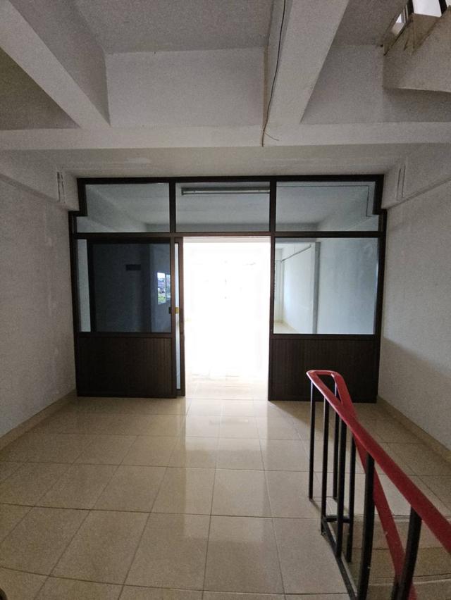 ให้เช่าอาคารพาณิชย์ 4 ชั้นมีดาดฟ้าต่างหาก ติดกับ กศน. ตรงข้ามสวนสาธารณะและสนามกีฬา มีที่จอดรถ ราคา 15,000 ต่อเดือน สนใจติดต่อคุณเก๋ง 0813567891 5