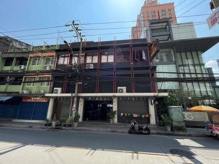 ขาย อาคารพาณิชย์ 3 คูหาติดกัน ทำเลทอง ซอย สุขุมวิท 22 เหมาะทำร้านอาหาร/คาเฟ่ /บาร์/ Office /Hostel 095-1642956 ZXC 2