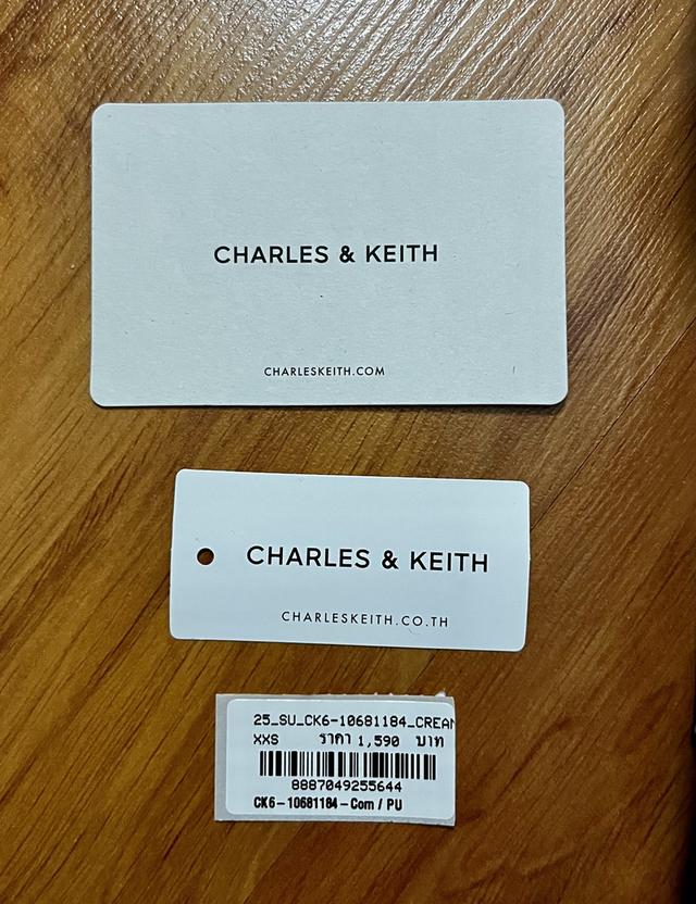 กระเป๋าสตางค์ CHARLES & KEITH ใบสั้นพับสองทบ โดดเด่นด้วยดีเทล สายดึงซิปผูกปม (Knot Charm) พร้อมช่องใส่บัตร และช่องซิปใส่เหรียญ ราคาช็อปไทย: 1,590 บาท รูปที่ 5
