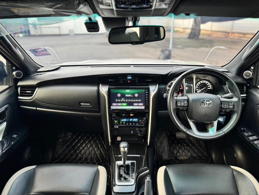 TOYOTA FORTUNER Wagon 4dr Legender 7st Auto 6spRWD 2.8DCT 4WD Y2021 สีขาว ออโต้  13