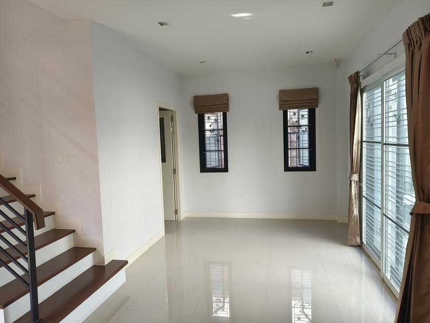 บ้านแฝดสไตล์บ้านเดี่ยว พร้อมติดตั้งระบบโซล่า ตัวบ้านไม่ติดกันสามารถเดินรอบบ้านได้ ก่อสร้างด้วยอิฐมอญแดง 9