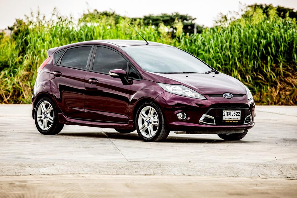 Ford Fiesta 1.5 Sport 5 ประตู สีแดง เกียร์ออโต้ ปี 2013 มือเดียวป้ายแดง