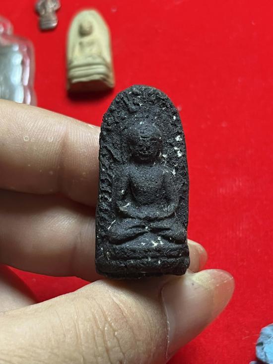 พระลือหน้ายักษ์เนื้อผง ไม่รู้ที่เนื้อหาจัดจ้าน ด้านหลังตอก