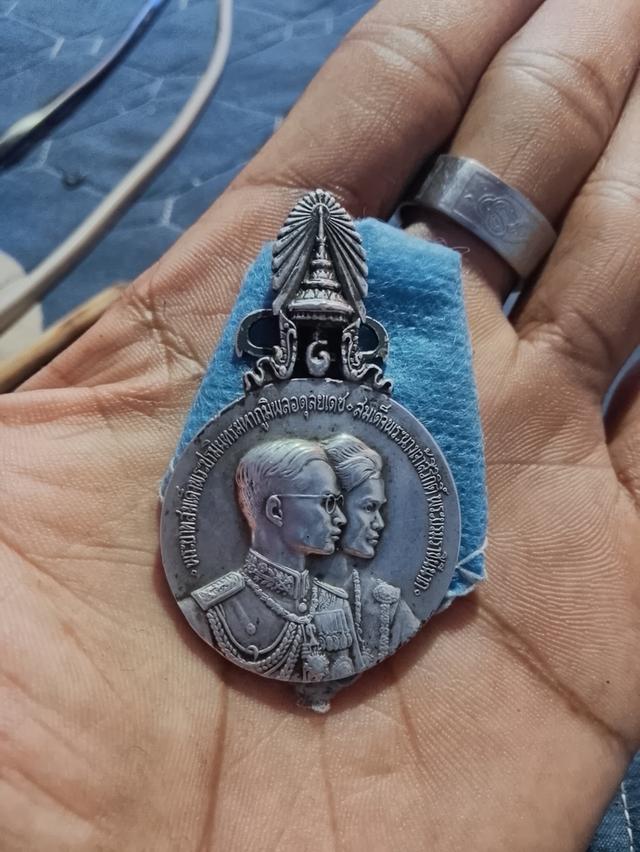 ขออนุญาตครับเหรียญ ร.๙ เยือนเสด็จ อเมริกา ปี2503เนื้อเงิน พิมพ์ใหญ่ หายาก รับประกันแทั รูปที่ 5