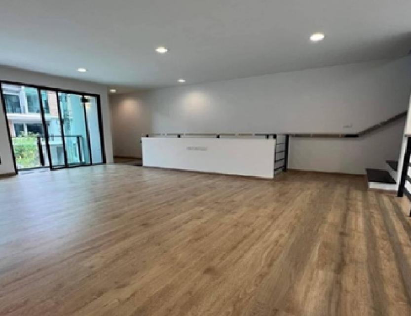 ให้เช่าทาวน์โฮม 3.5 ชั้น โครงการ พรีเมียม เพลส พหลโยธิน รามอินทรา หลังมุม / ถนนเทพรักษ์ 6