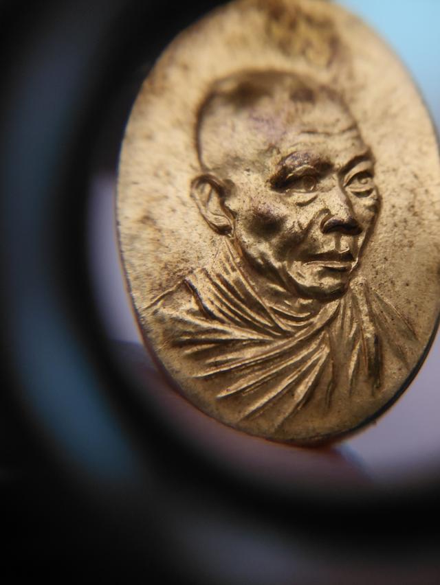 เหรียญกิ่งไผหลวงพ่อเกษม เขมโก กะไหล่ทอง(กรรมการ) ปี2518