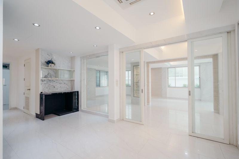 ขาย Townhome 3 ชั้น 48 ตรวา ซอยสุขุมวิท 15 ทำเลดี เพียง 1 นาทีถึง โรงเรียนนานาชาติ NIST และ 5 นาที ถึง BTS อโศก 7