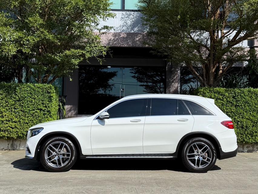 2020 BENZ GLC 250D AMG รถมือเดียวออกป้ายแดง รถวิ่งน้อย เข้าศูนย์ทุกระยะ ไม่เคยมีอุบัติเหตุครับ 5