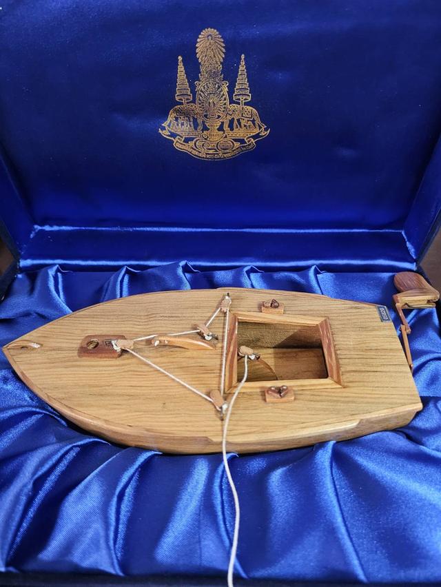 เรือใบมด จำลอง พระบาทสมเด็จพระเจ้าอยู่หัวรัชกาลที่ 9 ปี 2539 พร้อมกล่องผ้าไหม ของสะสมหายาก สภาพสมบูรณ์