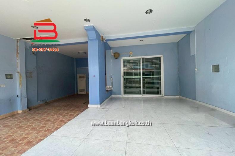ทาวน์เฮาส์ หมู่บ้าน วรารักษ์ รังสิต คลอง 3 เนื้อที่ 20.5 ตรว. ถนนรังสิต-นครนายก ต.คลองสาม อ.คลองหลวง จ.ปทุมธานี