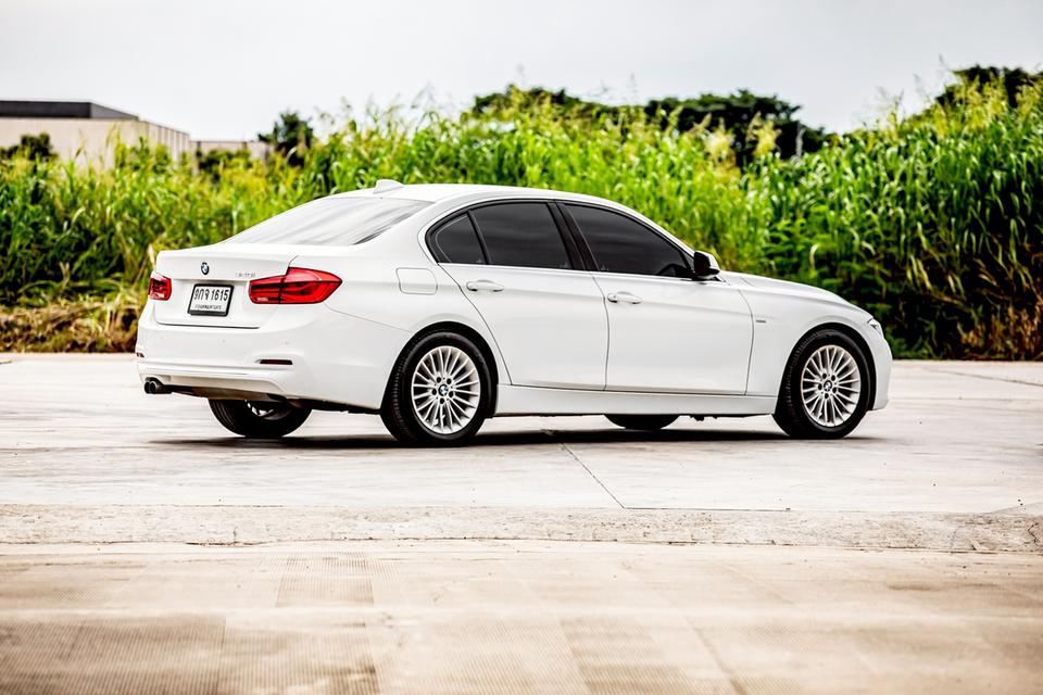 Bmw 320i Luxury ปี 2016 สีขาว สวยสภาพดี