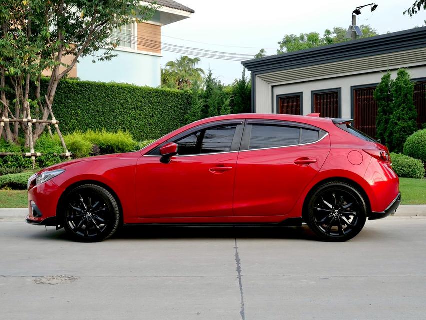 MAZDA 3 2.0S Spotsปี 2015 เข้าศูนย์ทุกระยะ อุปกรณ์ครบ บุ๊คเซอร์วิส กุญแจ2ดอก