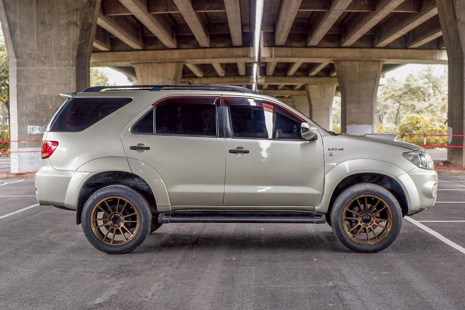 Toyota Fortuner 3.0V เกียร์ Auto 4WD สีบรอนซ์ทอง ปี 2005