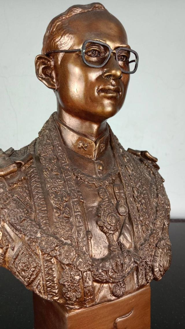 23.พระบรมรูปหล่อครึ่งพระองค์ในหลวงรัชกาลที่9 พระบาทสมเด็จพระปรมินทรมหาภูมิพลอดุลยเดช ฉลองพระองค์บรมราชภูษิตาภรณ์  พ รูปที่ 9