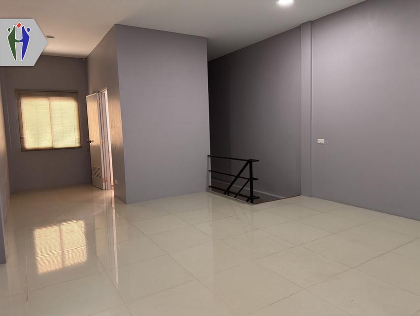 อาคารพาณิชย์ ซอยเขามะกอก ชัยพฤกษ์ พัทยา ให้เช่า • ชั้นที่ 1 สามารถทำการค้าได้ ทำเป็นออฟฟิศ ติดตั้งประตูกระจกแล้ว 22 ตารางวา • ชั้นที่ 2 1 ห้องนอน ห้อง 6