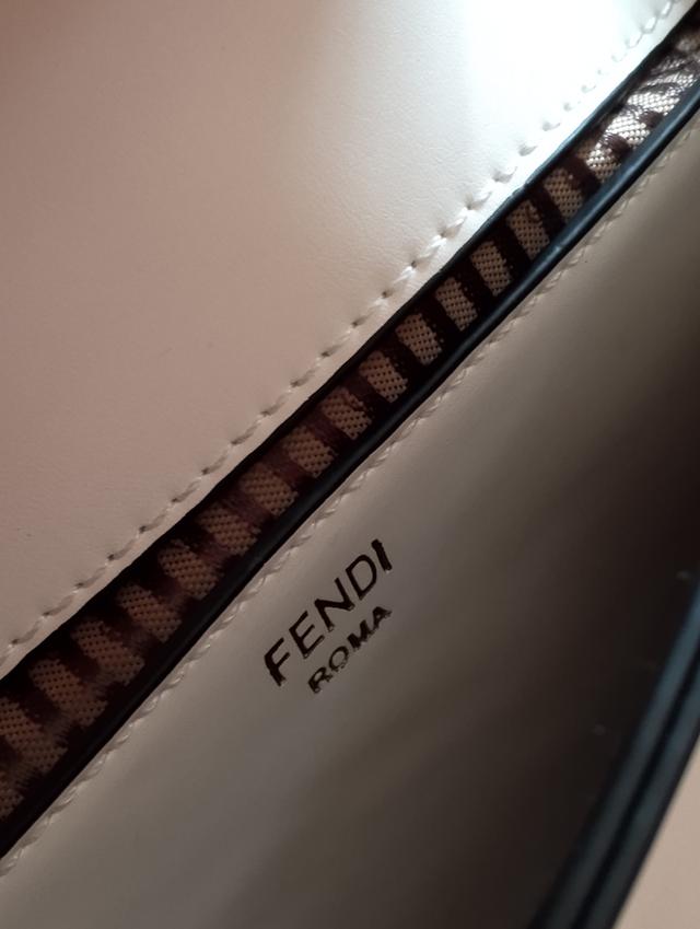 กระเป๋าสะพายข้างFendi 7
