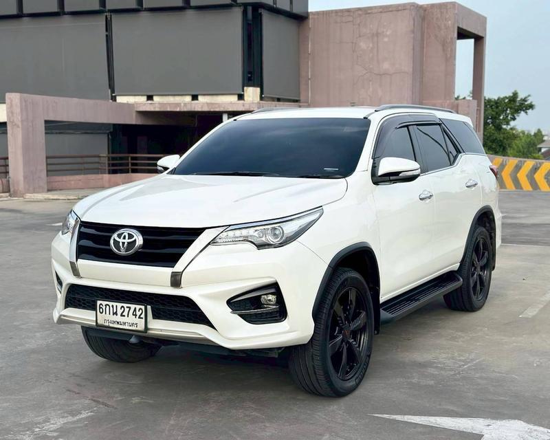 Toyota Fortuner 2.8 TRD เกียร์ออโต้ 4WD สีขาวมุก ปี 2017 จด2017 แท้ 6