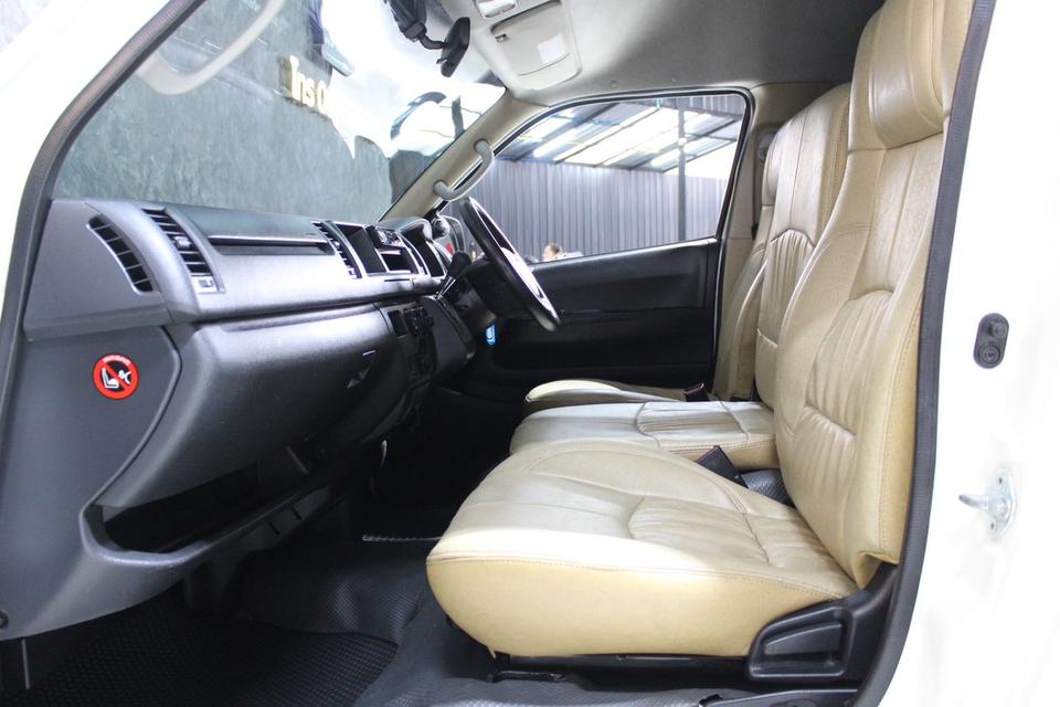 รหัสรถ JRS8997 TOYOTA COMMUTER 3.0 AT 2016 11