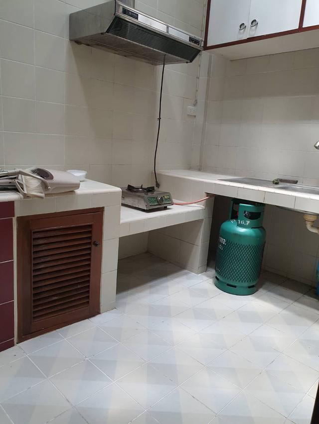 ให้เช่าทาวน์เฮ้าส์ 2 ชั้นครึ่ง หมู่บ้านพรไพลิน ลาดพร้าว 41/1 กทม. ใกล้สถานีรถไฟฟ้า MRT สถานีลาดพร้าว ห่างประมาณ 1 ก.ม.(ประมาณ 4 ป้ายรถเมล์) หน้าปากซอย 10