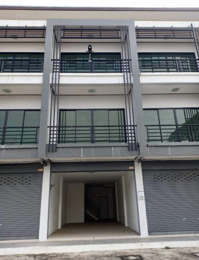 อาคารพาณิชย์ 3 ชั้นติดถนนใหญ่ 15