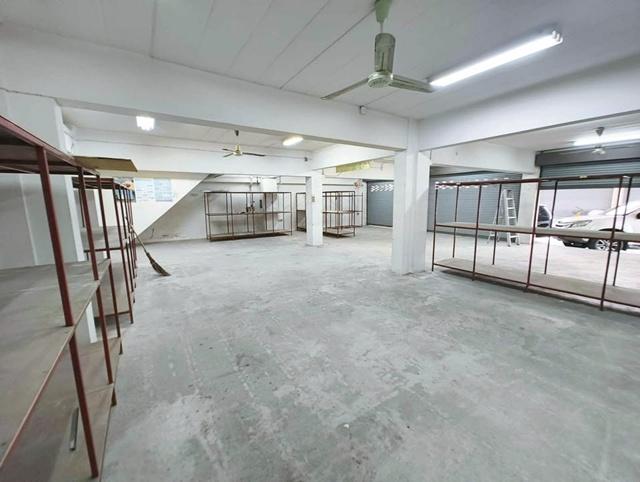 MRTท่าพระ 2.2 กม. 1 นอน จรัญฯ 11-15 MRT จรัญฯ 13 1 กม. ให้เช่าอาคารพาณิชย์ 3 คูหาทะลุกัน กว้างขวาง เหมาะกับเป็นโกดังขนาด