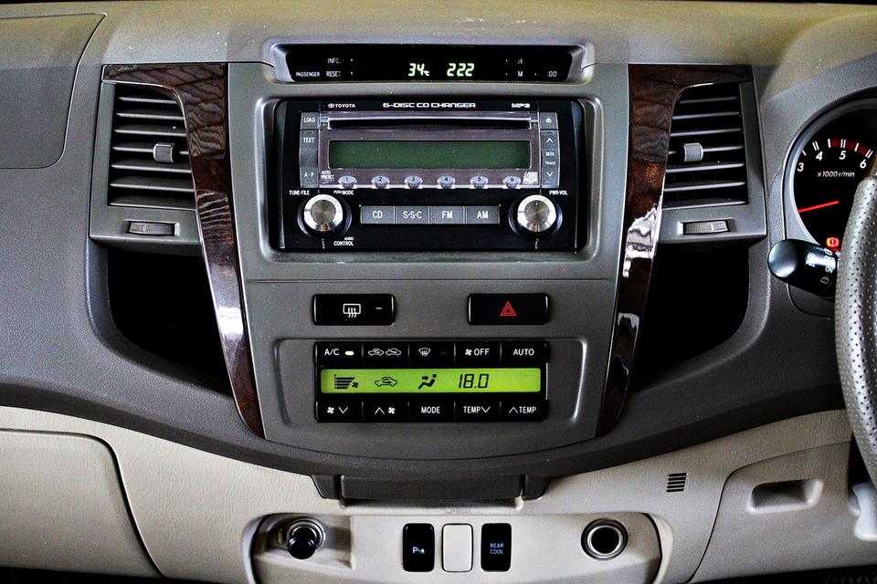 2007 Toyota Fortuner 3.0 TRD 4WD AT สีขาว รูปที่ 17