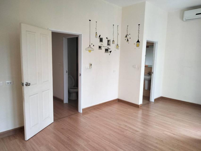 ขายทาวน์โฮม 2 ชั้น หมู่บ้านโกลเด้น ทาวน์ ลาดพร้าว ซอยนวมินทร์ 42 แยก 27 ถนนประเสริฐมนูกิจ แขวงคลองกุ่ม เขตบึงกุ่ม กรุงเทพ ขายราคา 4.30 ล้านบาท 15