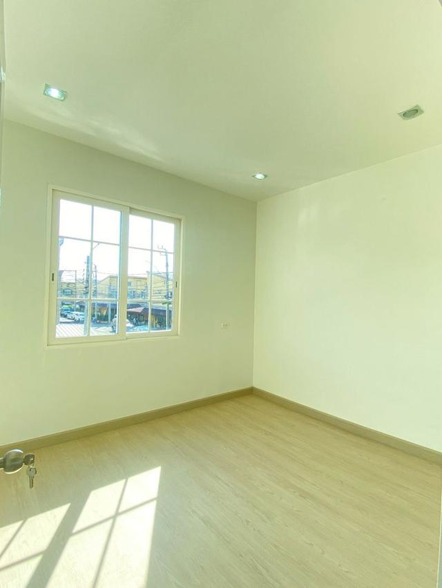 ขายทาวน์เฮาส์ 2 ชั้น เนื้อที่ 27.1 ตร.วา หลังมุม หมู่บ้านเดอะโกลเด้น ทาวน์ อ่อนนุช-พัฒนาการ ซ.7/4 ซอยอ่อนนุช 65 แขวงประเวศ เขตประเวศ กร 10