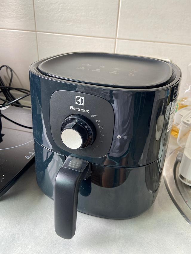 ขาย หม้อทอดไร้น้ำมัน air fryer electrolux มือสอง 500 บาท