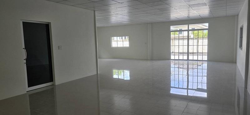 #ให้เช่าโรงงานสมุทรสาคร พื้นที่ 2,000 ตรม. กว้าง 42X48 เมตร พื้นที่สีม่วง พื้นที่ให้งานงานฟรีส่วนตัวประมาณ 480 ตรม. เทคอนกรีตแล้ว ออฟฟิศ 2 ชั้น 4