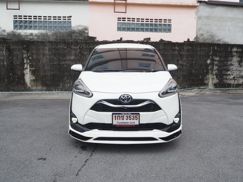 toyota sienta 1.5 v 2022 ขาว 5