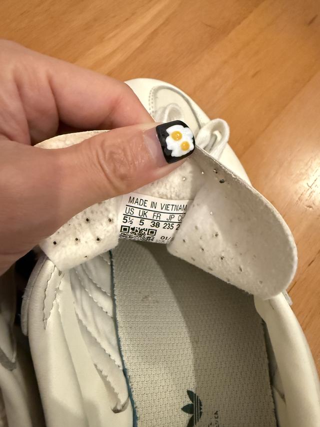 รองเท้าaddidas ขาว/เขียว