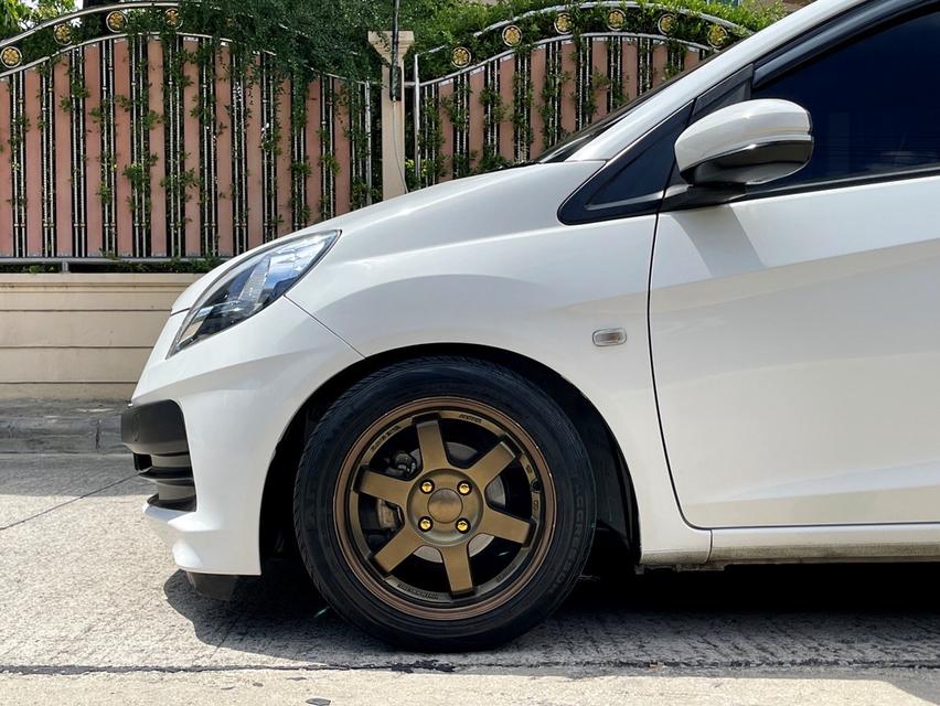 🚗 HONDA BRIO 1.2 V (Minorchange) AT ปี 2015✨ รถบ้านแท้ สภาพนางฟ้า พร้อมใช้งาน133609 km ✅ รุ่นไมเนอร์เชนจ์ ภายในโทนดำ สปอร์ตสวย รูปที่ 6
