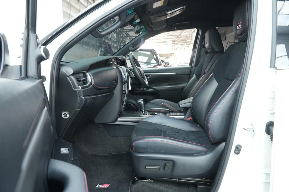 2022 TOYOTA FORTUNER 2.8 GR SPORT BLACK TOP 4WD SUV สีขาว-ดำ เลขไมล์ 27929 กม. 15