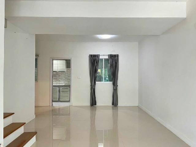 เช่าทาวน์เฮาส์ 2 ชั้น ตลาดนครฉลองกรุง 2.2 กม.หลังมุม 28ตร.วา.228 ตร.ม