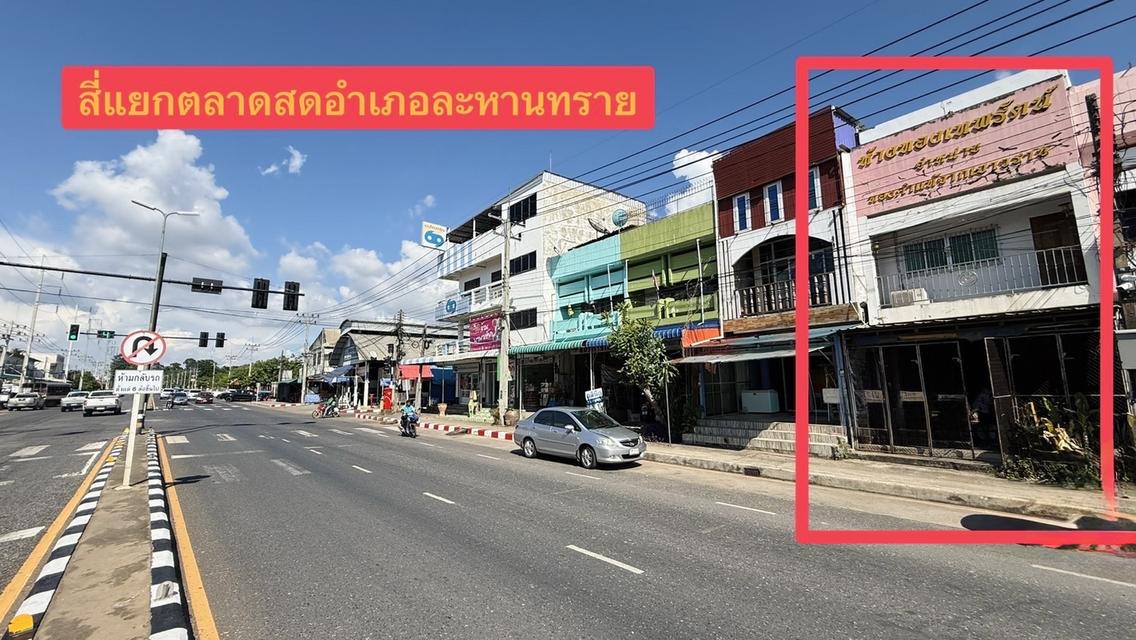ขายด่วน อาคารพาณิชย์ ทำเลดี ติดถนนหลัก สี่แยกตลาดสดละหานทราย ตรงข้ามวัดโพธิ์ทรายทอง เยื้อง7-11 1
