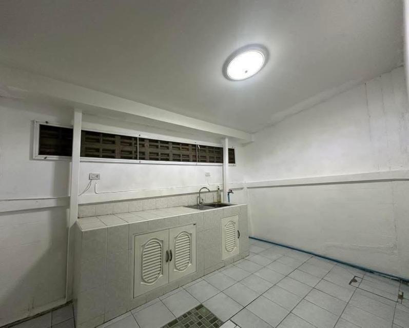New Renovate Townhouse ร่มเกล้า ซอย 6 34 ตรว 2 ห้องนอน 2 ห้องน้ำ 2 ที่จอดรถ  2.35 ลบ 10