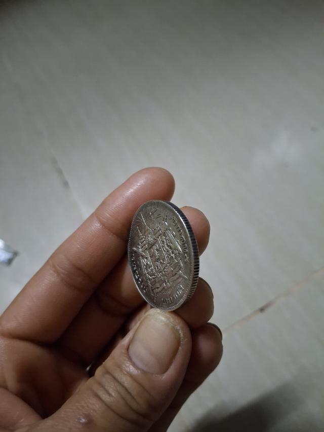 เหรียญไทยร5บาทหนึ่งตราแผ่นขอบเฝื่องแบบไม่มีรศ