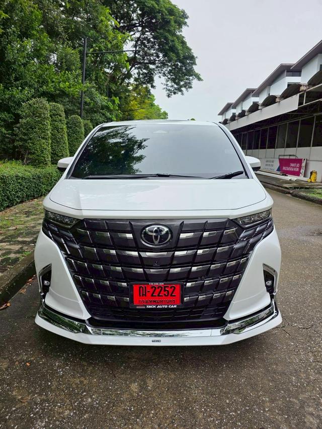 Toyota Alphard Z hybrid HEV E-Four สีขาว ปี 2025 ไมล์ 10,000 กม.