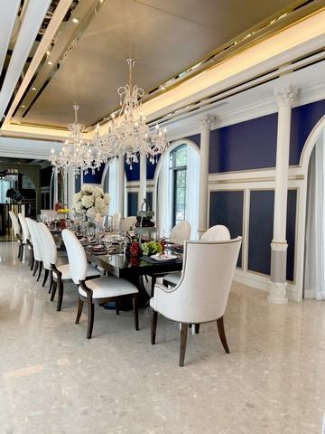 คฤหาสน์หรู The Grand Pinklao อยู่บนถนน บรมราชชนนี ติดถนนใหญ่ มีประตูเข้าโครงการ 2 ชั้น 4
