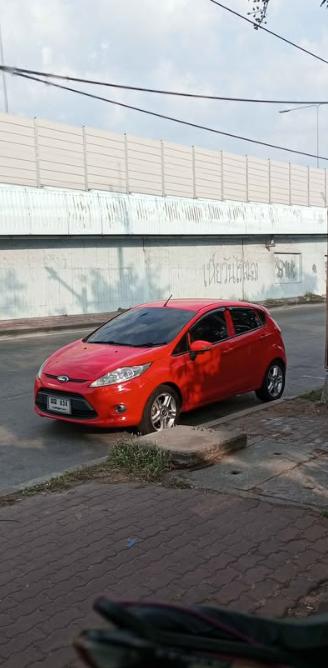 2012 Ford Fiesta สีแดง 6