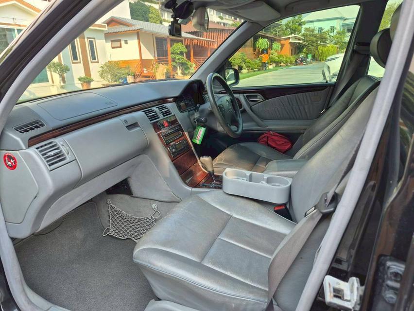 ขาย Benz E240 ปี 2001 สีดำ ไมล์วิ่งน้อย สภาพเดิมๆ รูปที่ 8
