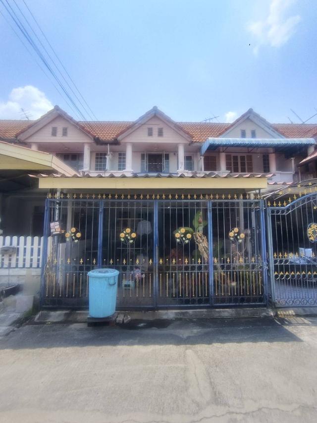 ขายบ้านทาวน์เฮ้าส์ 18 ตารางวา 2 ห้องนอน 2 ห้องน้ำ (ขายตามสภาพ) อยู่ในหมู่บ้านบัวทอง4 ต้นโครงการ ใกล้วินรถตู้ สนใจติดต่อ คุณวัน 081-2079640 2